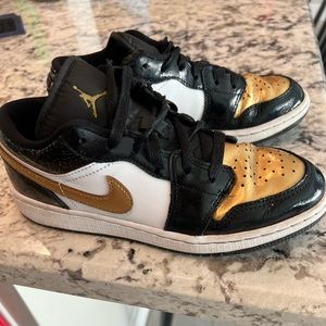Size 4.5Y - Nike Air Jordan 1 Low SE black metallic gold white